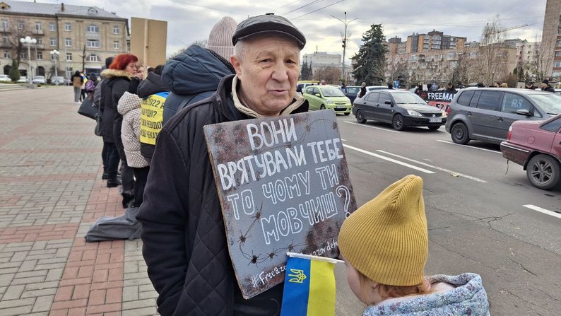 дідусь на акції в підтримку військовополонених