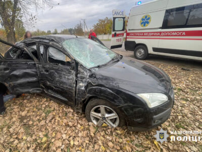 автомобіль зіткнувся з деревом. постраждала пасажирка