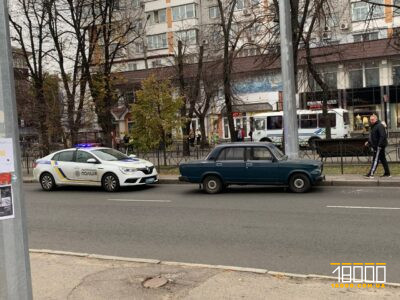 авто після ДТП у центрі Черкас, приїхала поліція