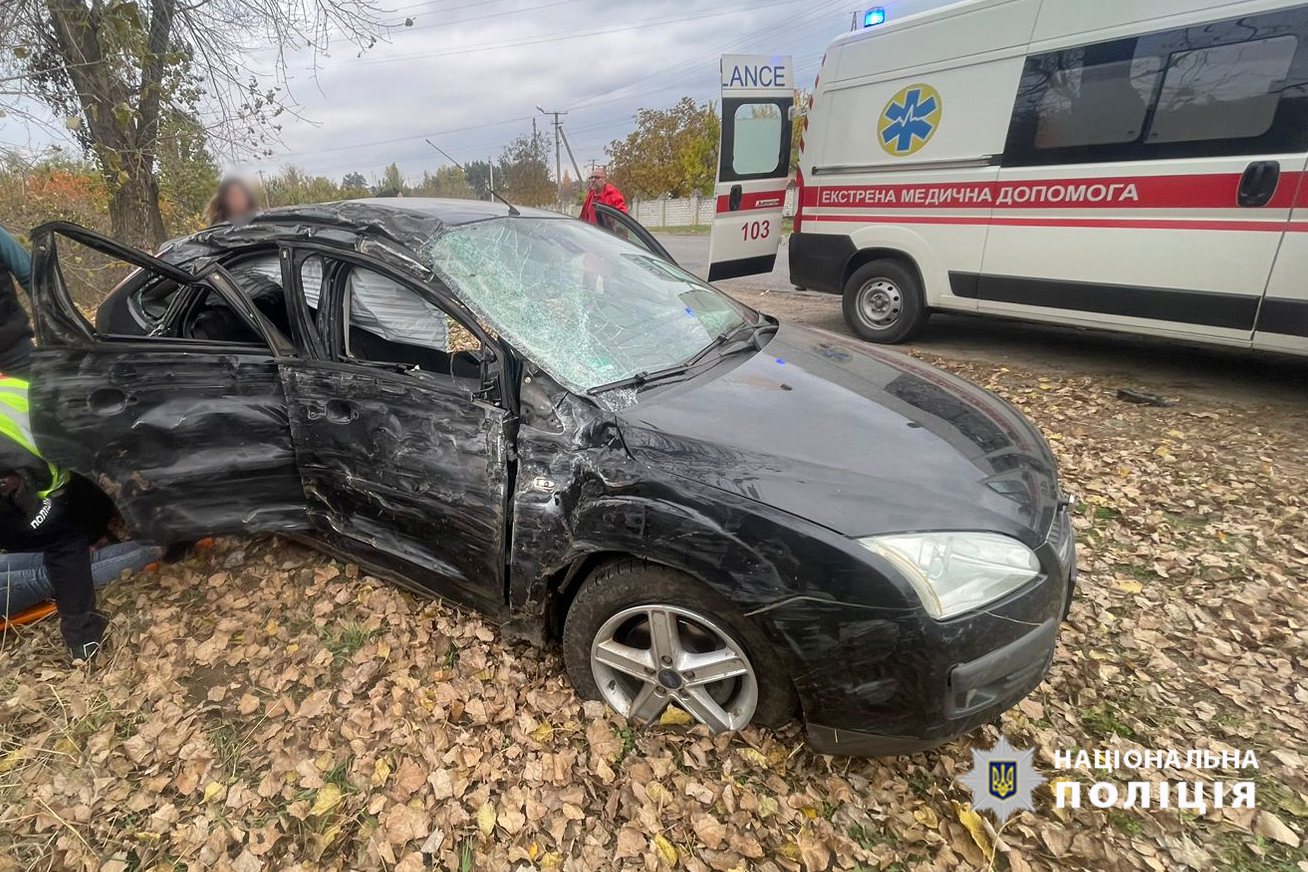 автомобіль зіткнувся з деревом. постраждала пасажирка