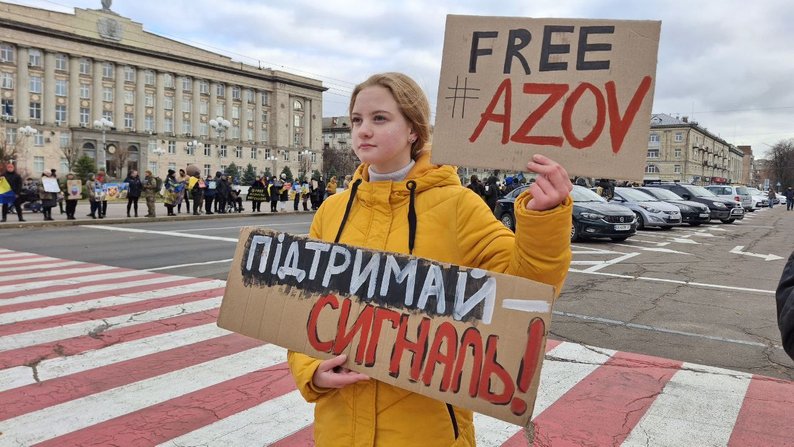 дівчинка з плакатом "Free Azov" у Черкасах