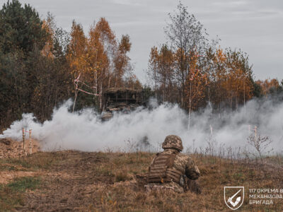 військовий під час тренувань у полі