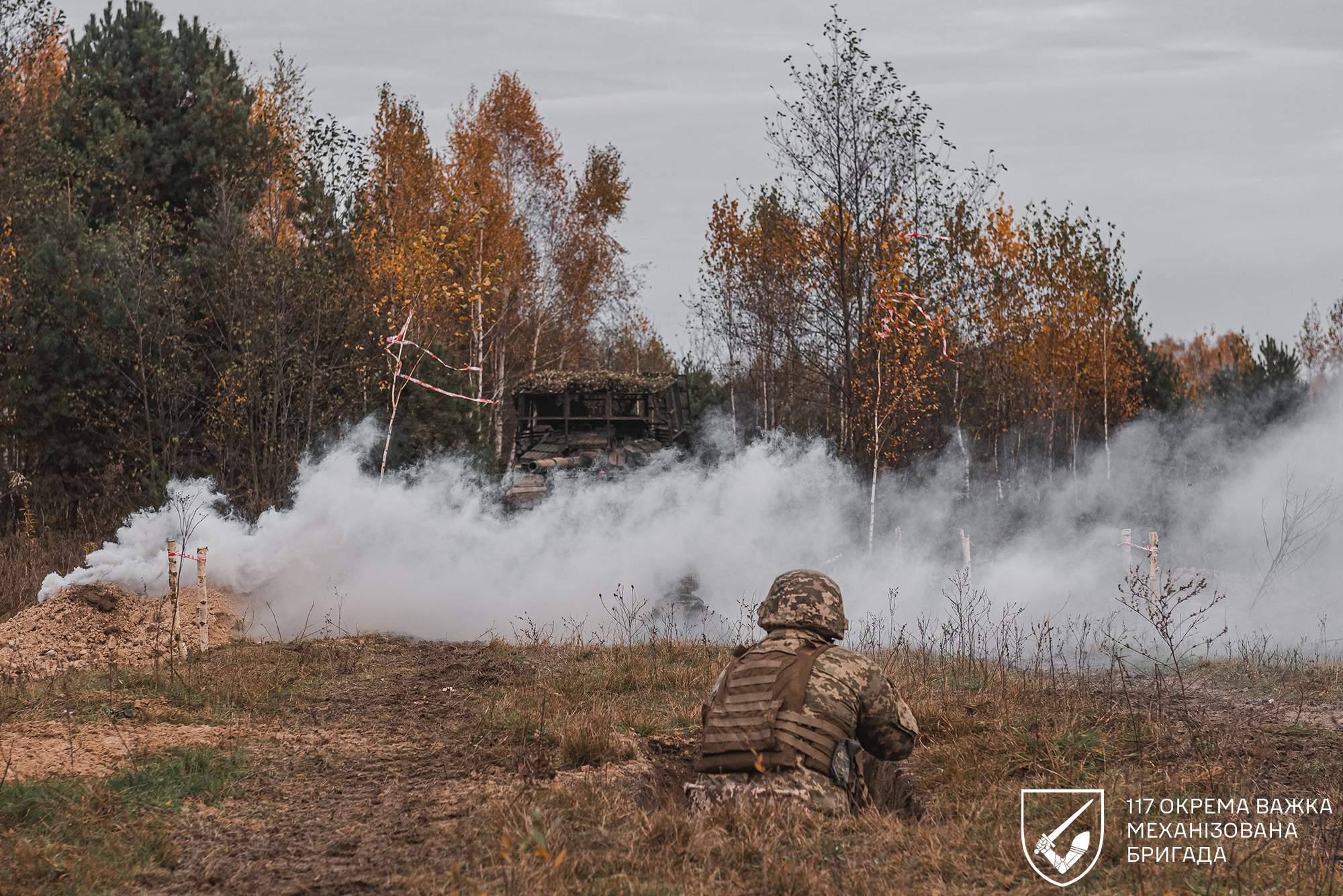 військовий під час тренувань у полі