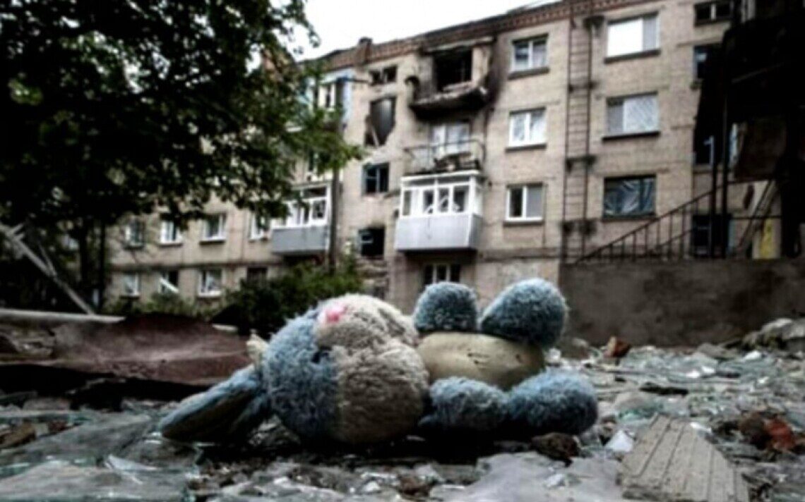 іграшка на уламках після влучання