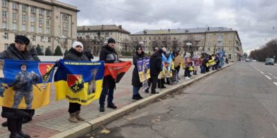 люди на акції в підтримку полонених та зниклих безвісти у Черкасах