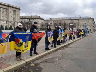 люди на акції в підтримку полонених та зниклих безвісти у Черкасах