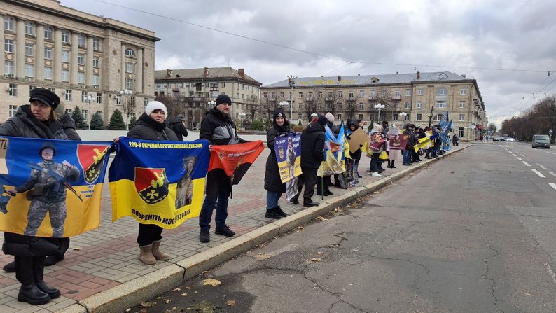 люди на акції в підтримку полонених та зниклих безвісти у Черкасах