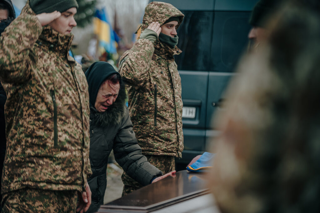 Прощання біля труни Олексія Гуськова