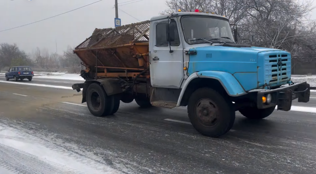 техніка покриває дорогу піщано-соляною сумішшю