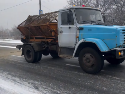 техніка покриває дорогу піщано-соляною сумішшю