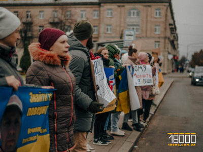 акція в підтримку полонених у Черкасах, люди з плакатами та прапорами на Соборній площі