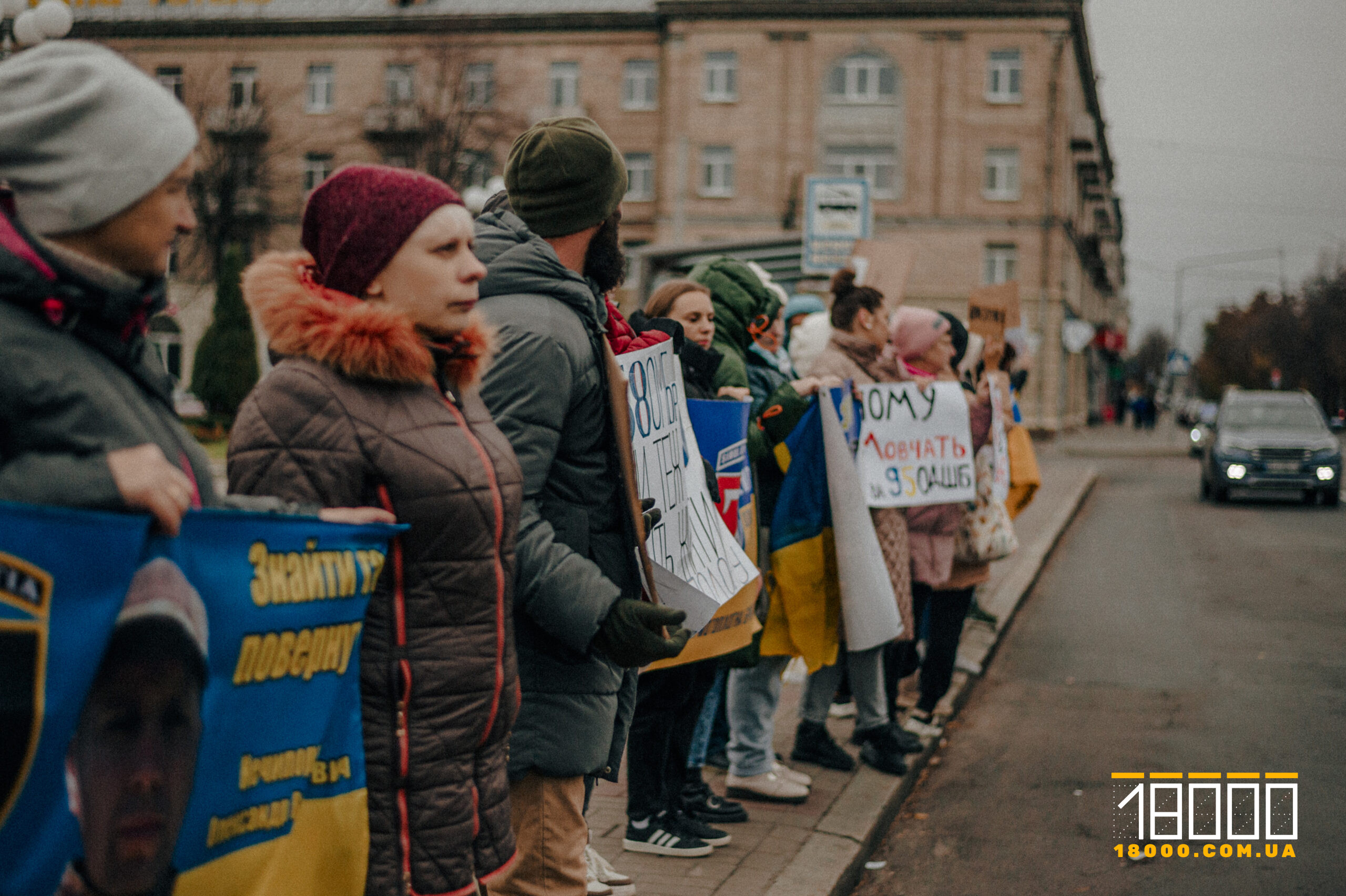 акція в підтримку полонених у Черкасах, люди з плакатами та прапорами на Соборній площі