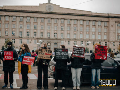 акція в підтримку полонених у Черкасах, люди з плакатами та прапорами на Соборній площі