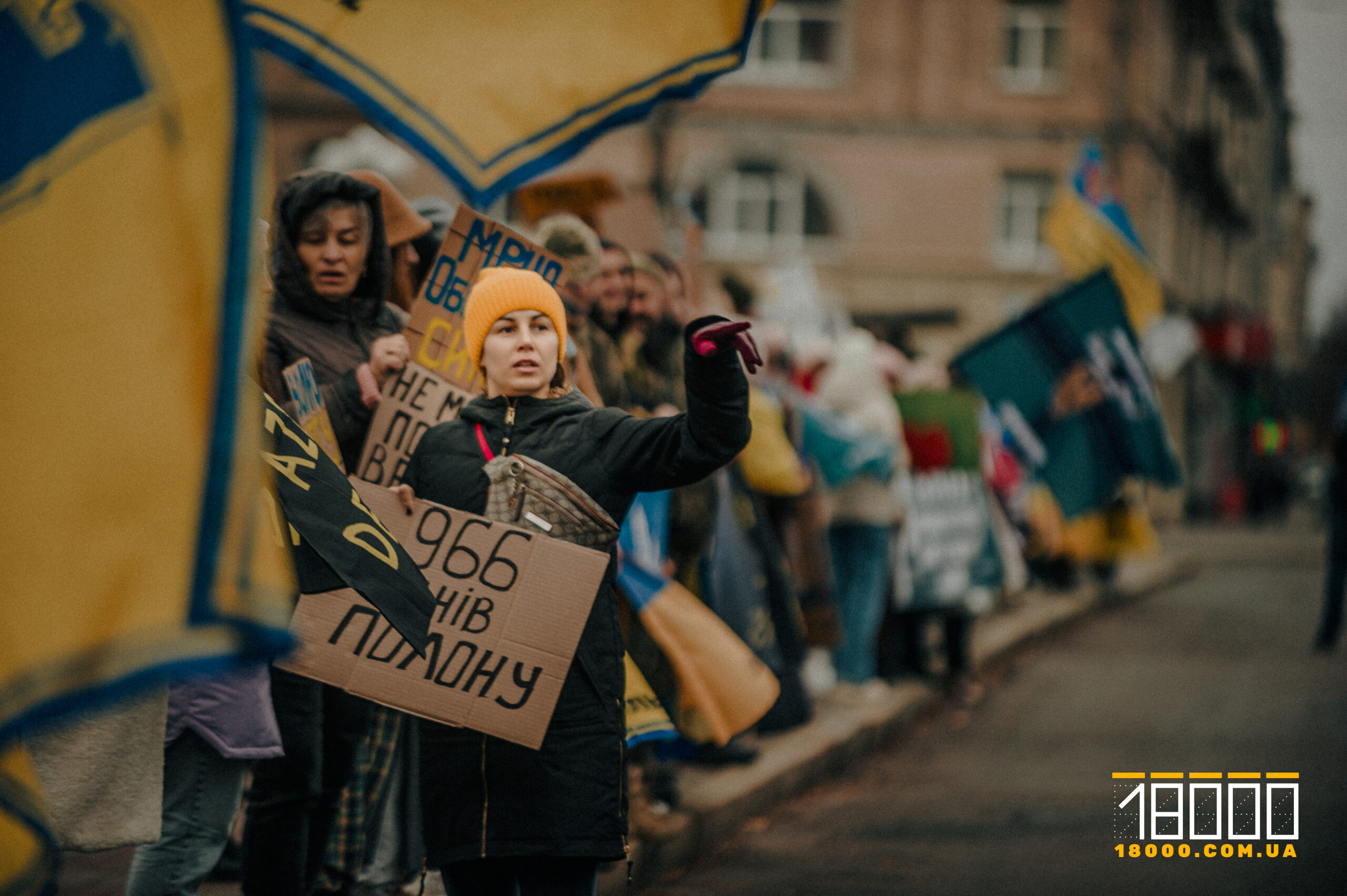 акція в підтримку полонених у Черкасах, люди з плакатами та прапорами на Соборній площі