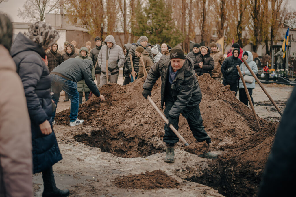 Копають яму для поховання захисника