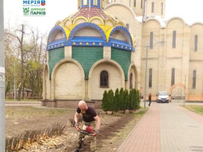 висадження туй у Соборному парку Черкас біля Свято-Михайлівського собору