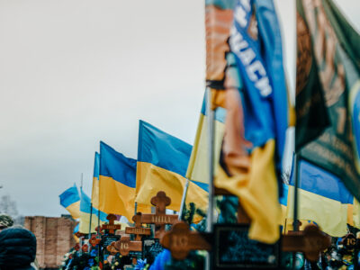 Українські прапори на кладовищі в Черкасах