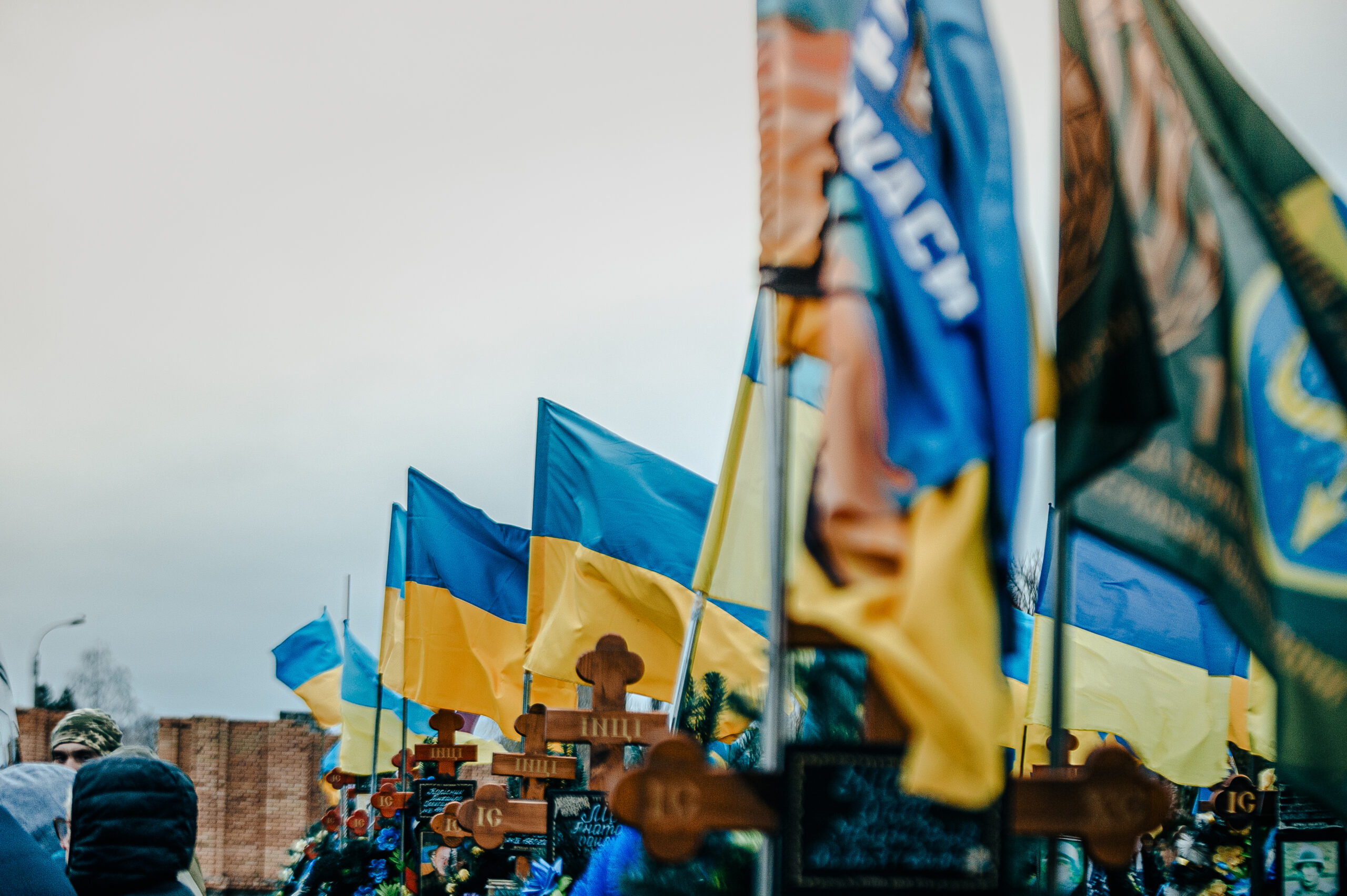 Українські прапори на кладовищі в Черкасах