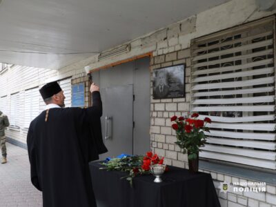 священник освячує меморіальну дошку у Каневі