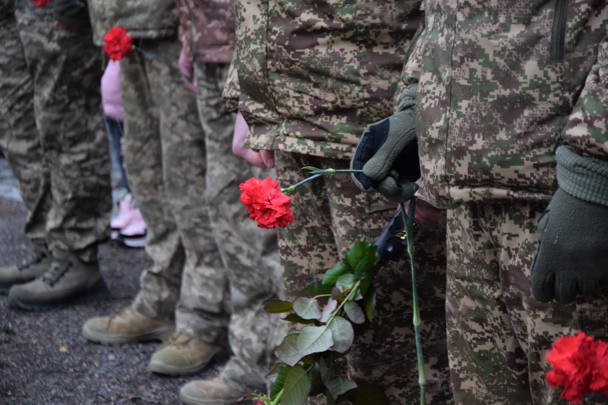 військові з квітами