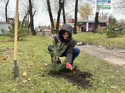 Висадка ялини в парку "Перемога"