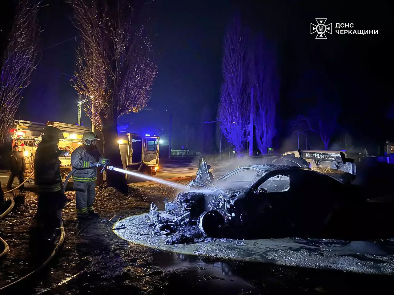 у Черкасах автомобіль згорів вщент