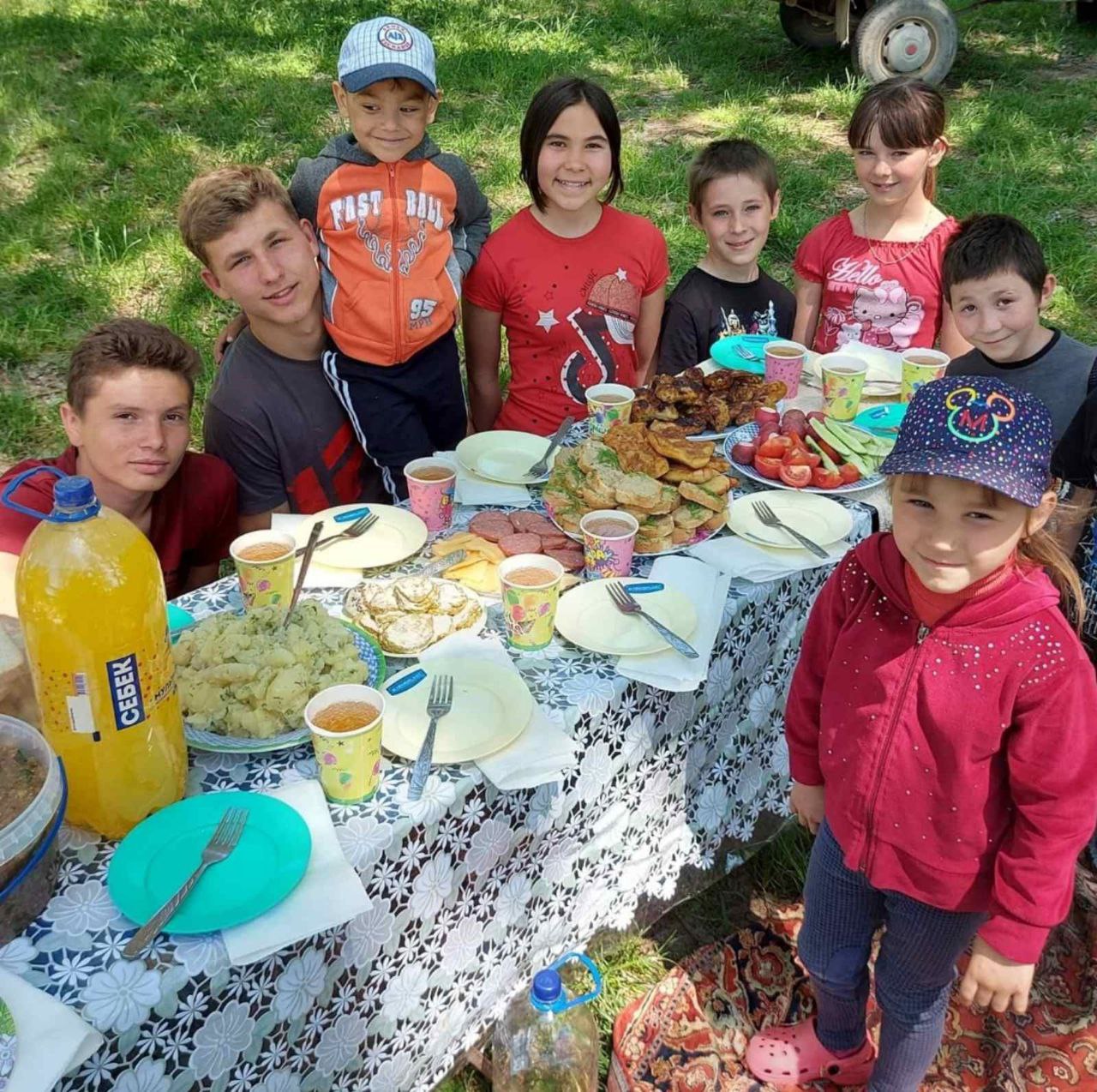 діти сімейного будинку Сомових, святкування на природі