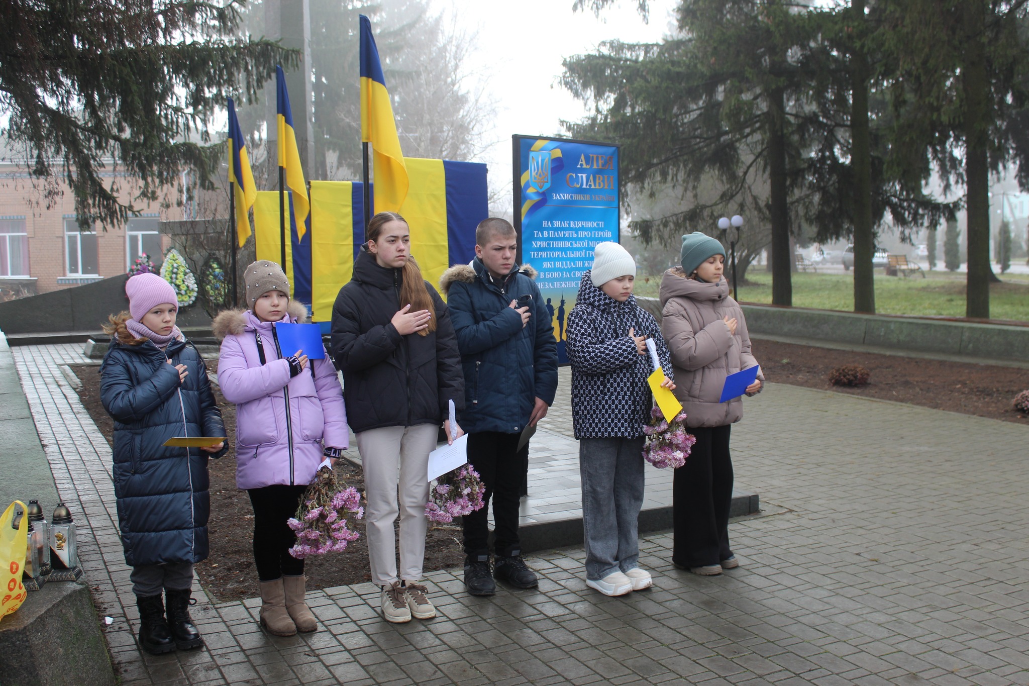 Діти на відкритті меморіальних дошок