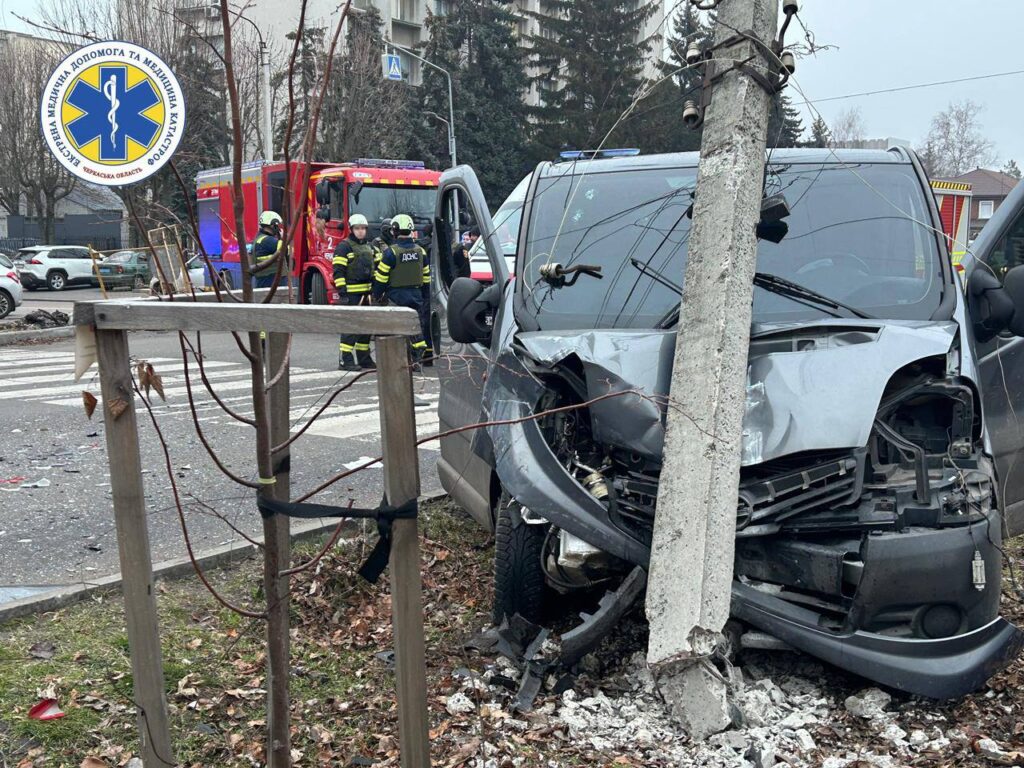 Мікроавтобус врізався у стовп. ДТП 30 грудня 