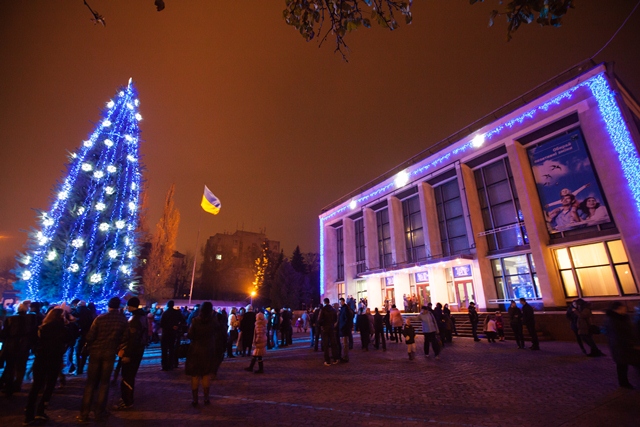 Новорічна ялинка біля драматичного театру в Черкасах 2012 рік