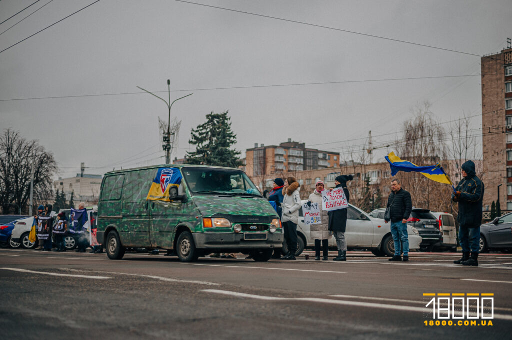 Військовий автомобіль з прапорами