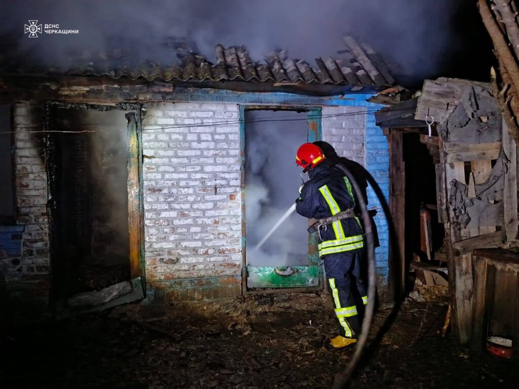 Пожежа у господарчій будівлі на Звенигородщині. Рятувальник ліквідовує займання