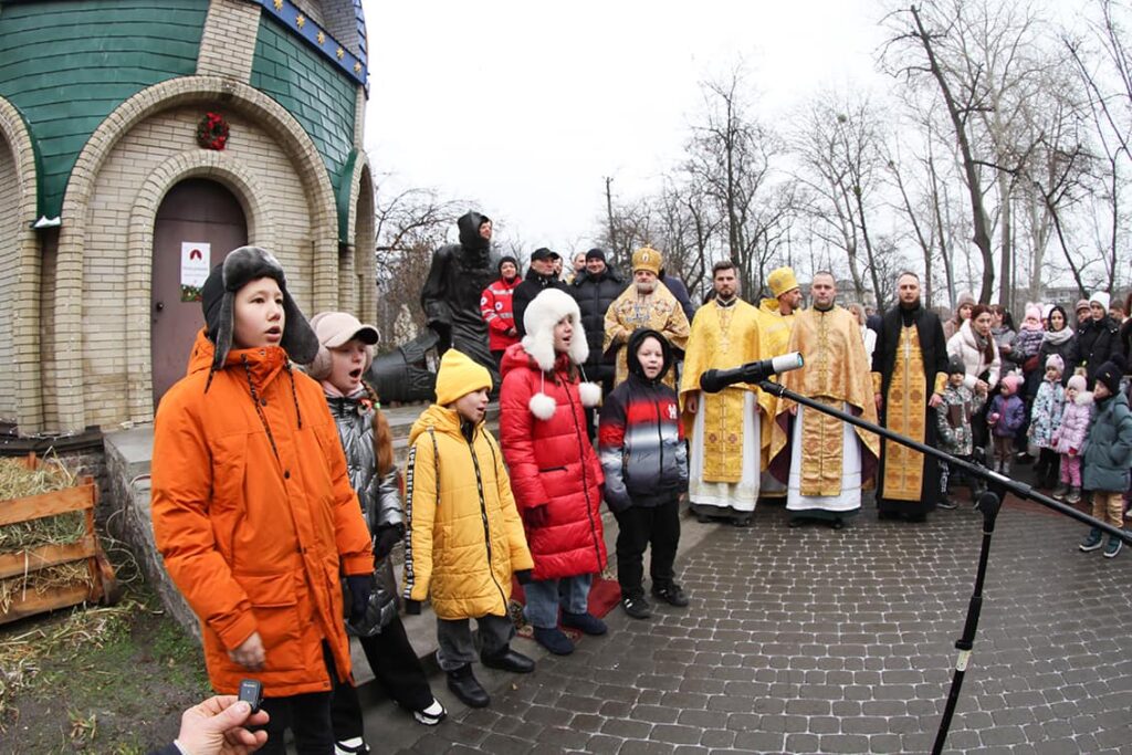 Діти співають біля резиденції святого Миколая у Черкасах