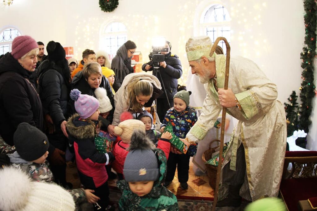 У резиденції Миколая у Черкасах роздають подарунки