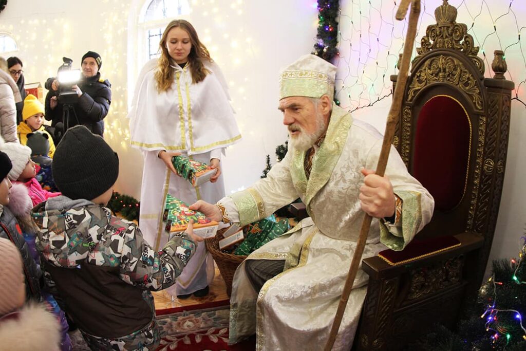 У резиденції Святого Миколая у Черкасах дітям вручають подарунки