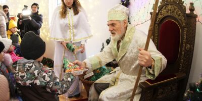 У резиденції Святого Миколая у Черкасах дітям вручають подарунки