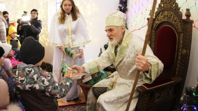 У резиденції Святого Миколая у Черкасах дітям вручають подарунки