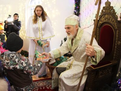У резиденції Святого Миколая у Черкасах дітям вручають подарунки