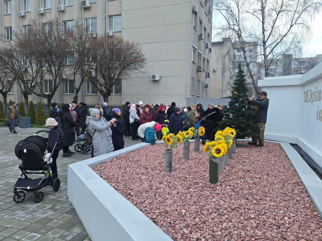 Ялинку розмістили біля стели пам'яті