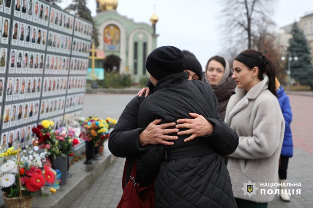 жінки обіймаються біля стіни пам'яті загиблих у Черкасах