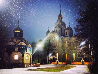 Свято-Михайлівський кафедральний собор уночі взимку