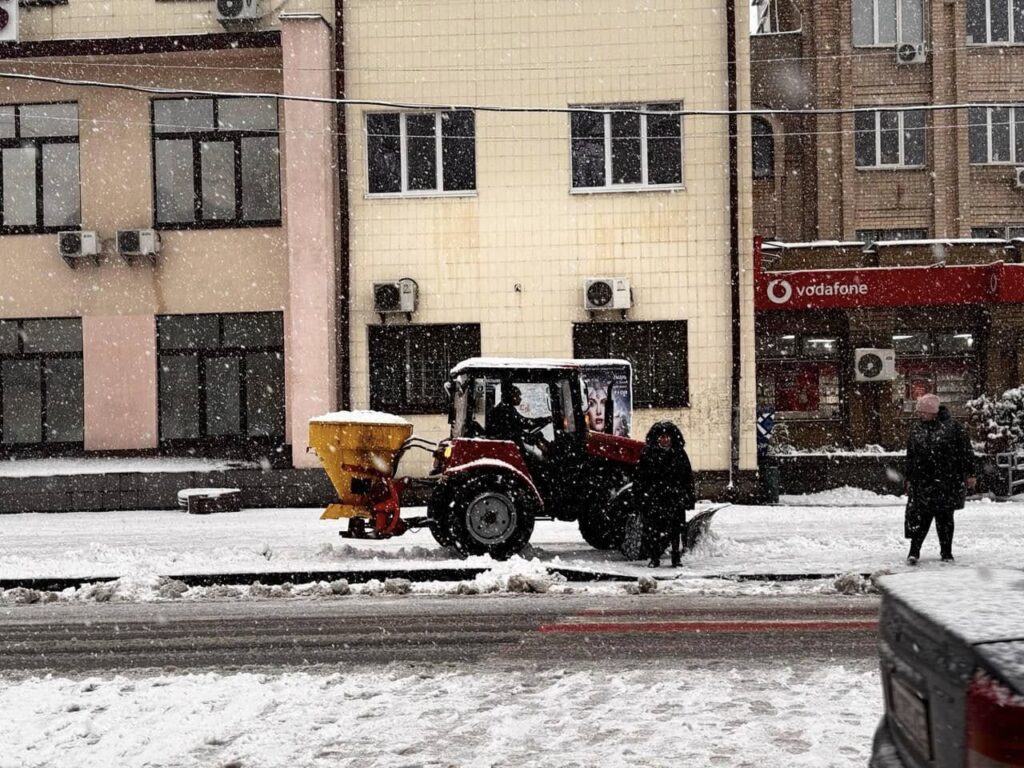 Трактор в Умані чистить сніг