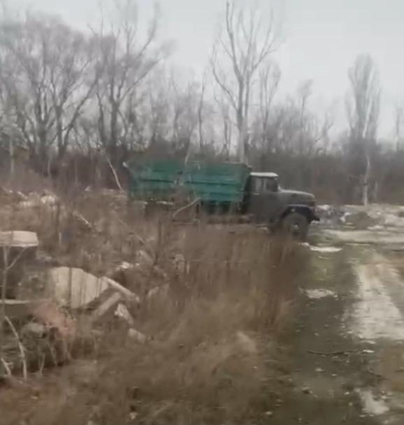 Вантажівка на стихійному сміттєзвалищі в Черкасах