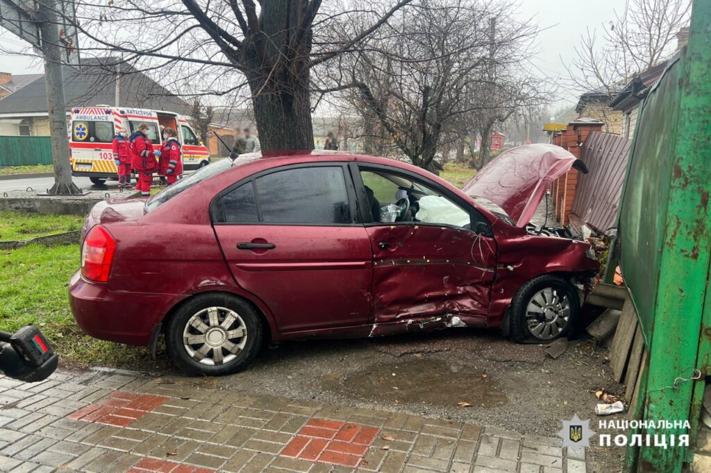 Автомобіль врізався за огорожу