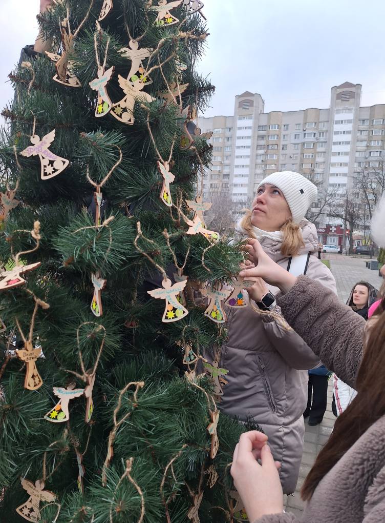 Рідні полеглих прикрасили ялинку в Черкасах янголами 