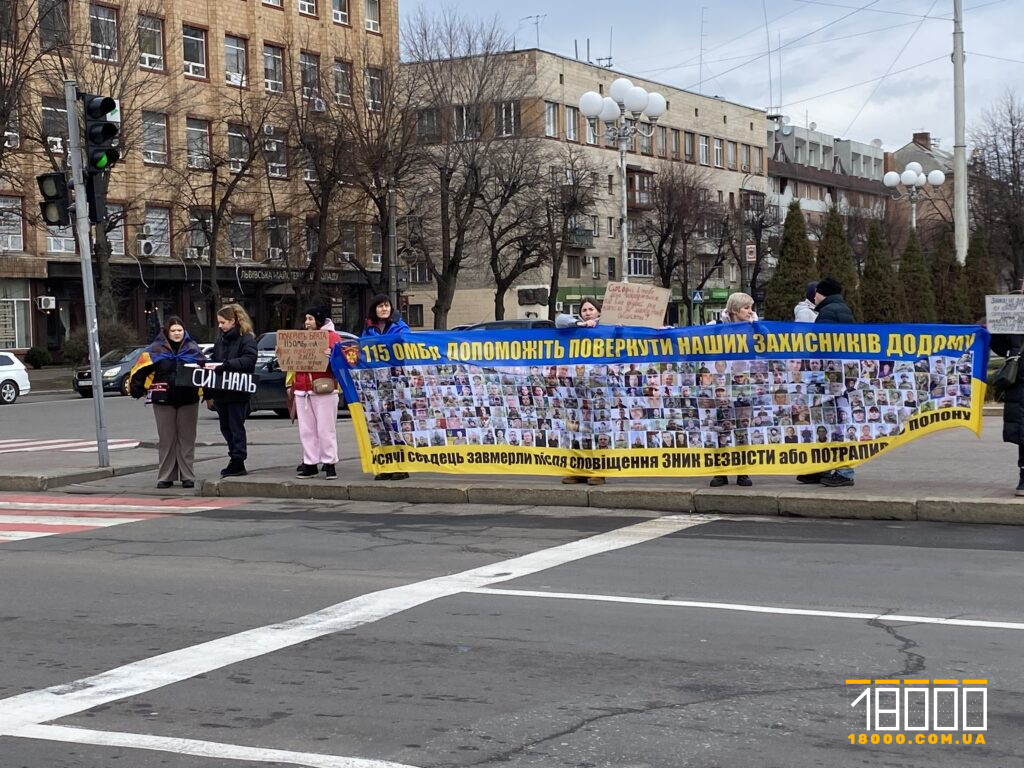 Черкасці розгорнули плакат з портретами військовополонених