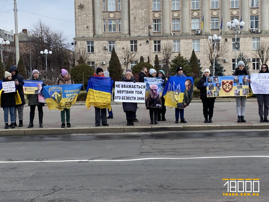 Черкасці з плакатами на Соборній площі у Черкасах