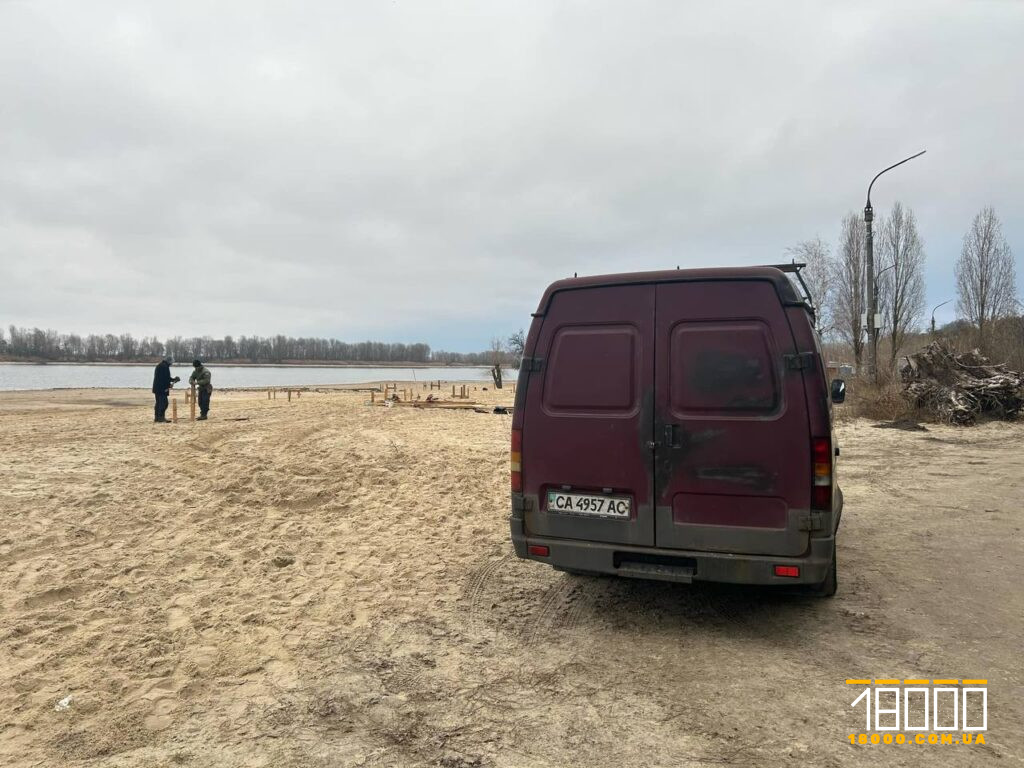 Будівельники на березі Дніпра в Черкасах 