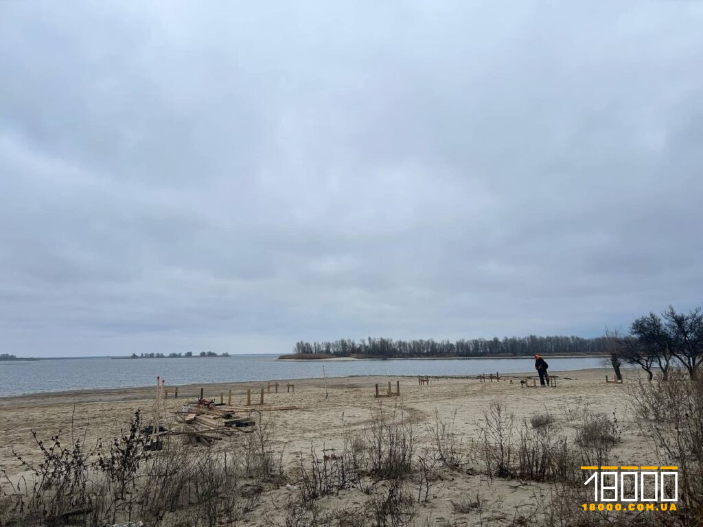 Будівництво на березі Дніпра, біля Соснового бору