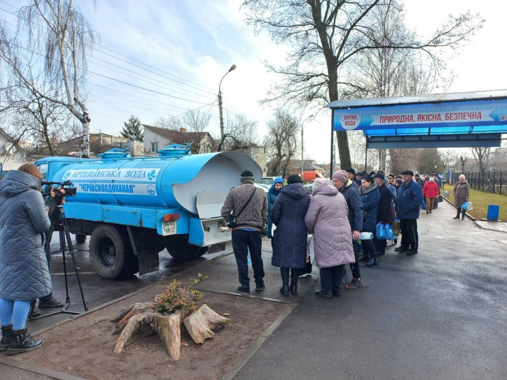 Черкасці набирають "живу" освячену воду з машини